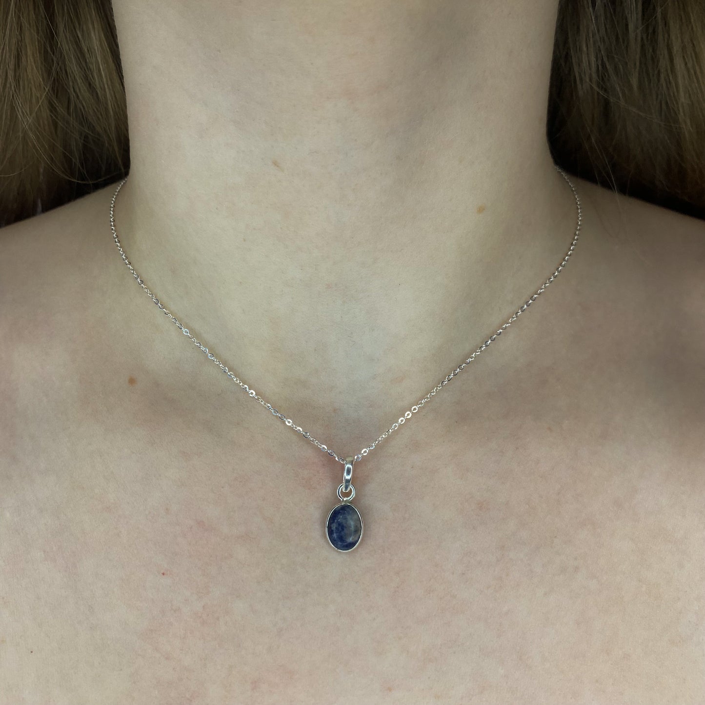 Sidabrinis pakabukas su ovaliu lazuritu ir grandinėle