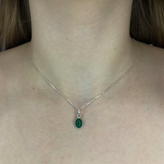 Sidabrinis pakabukas su ovaliu žaliuoju oniksu ir grandinėle