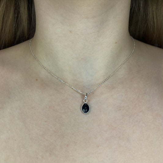 Sidabrinis pakabukas su ovaliu onikso akmeniu