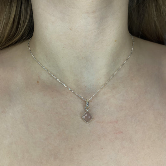 Sidabrinis pakabukas su rožiniu kvarcu ir grandinėle