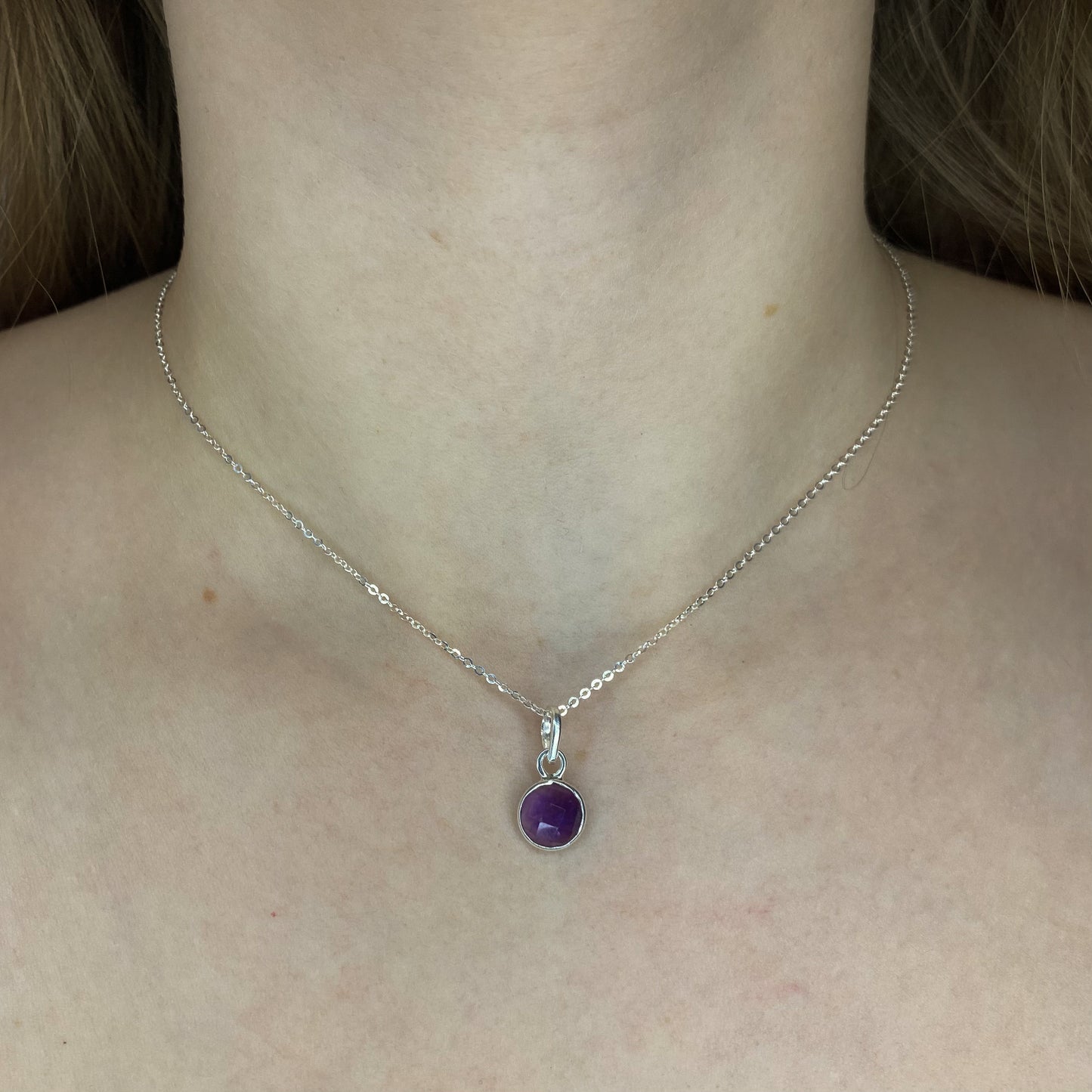 Sidabrinis pakabukas su apvaliu ametistu ir grandinėle