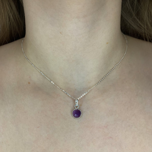 Sidabrinis pakabukas su apvaliu ametistu ir grandinėle
