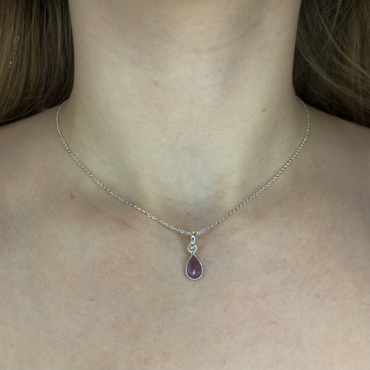 Sidabrinis pakabukas su lašo formos ametistu ir grandinėle