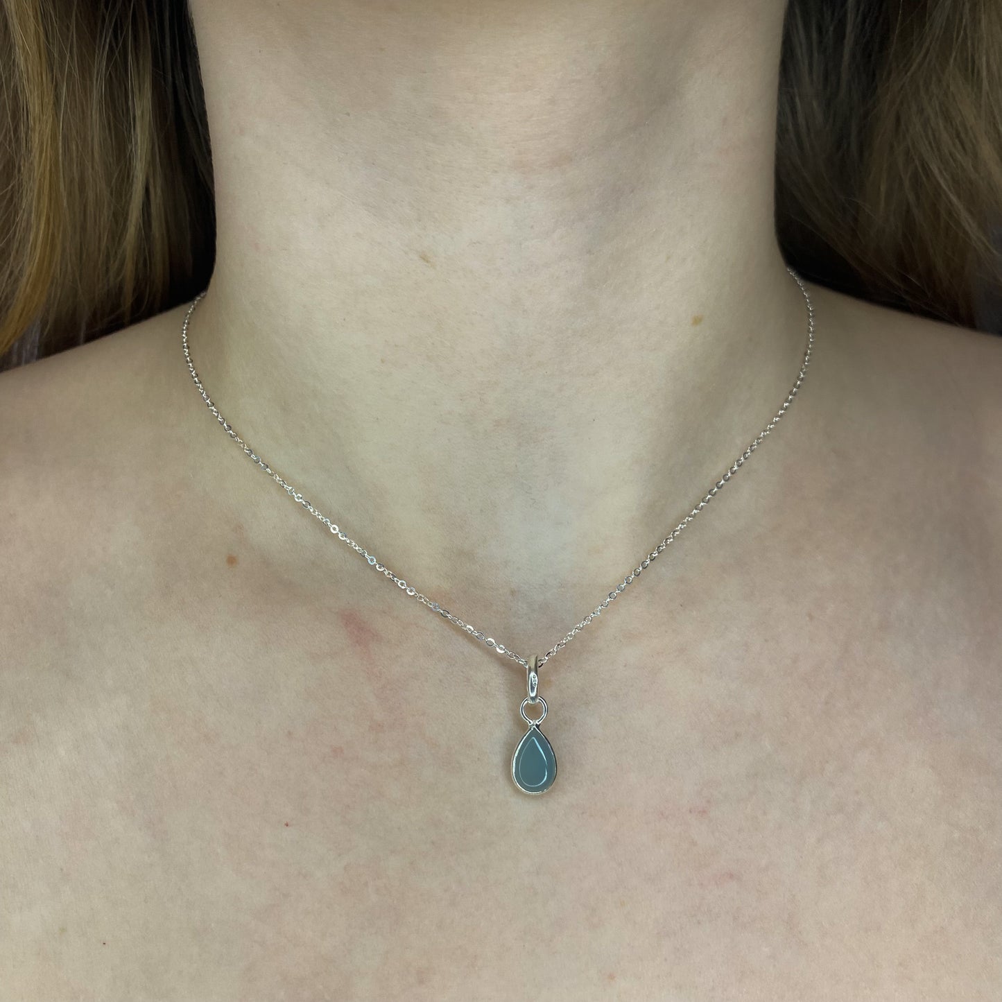 Sidabrinis pakabukas su lašo formos chalcedonu ir grandinėle