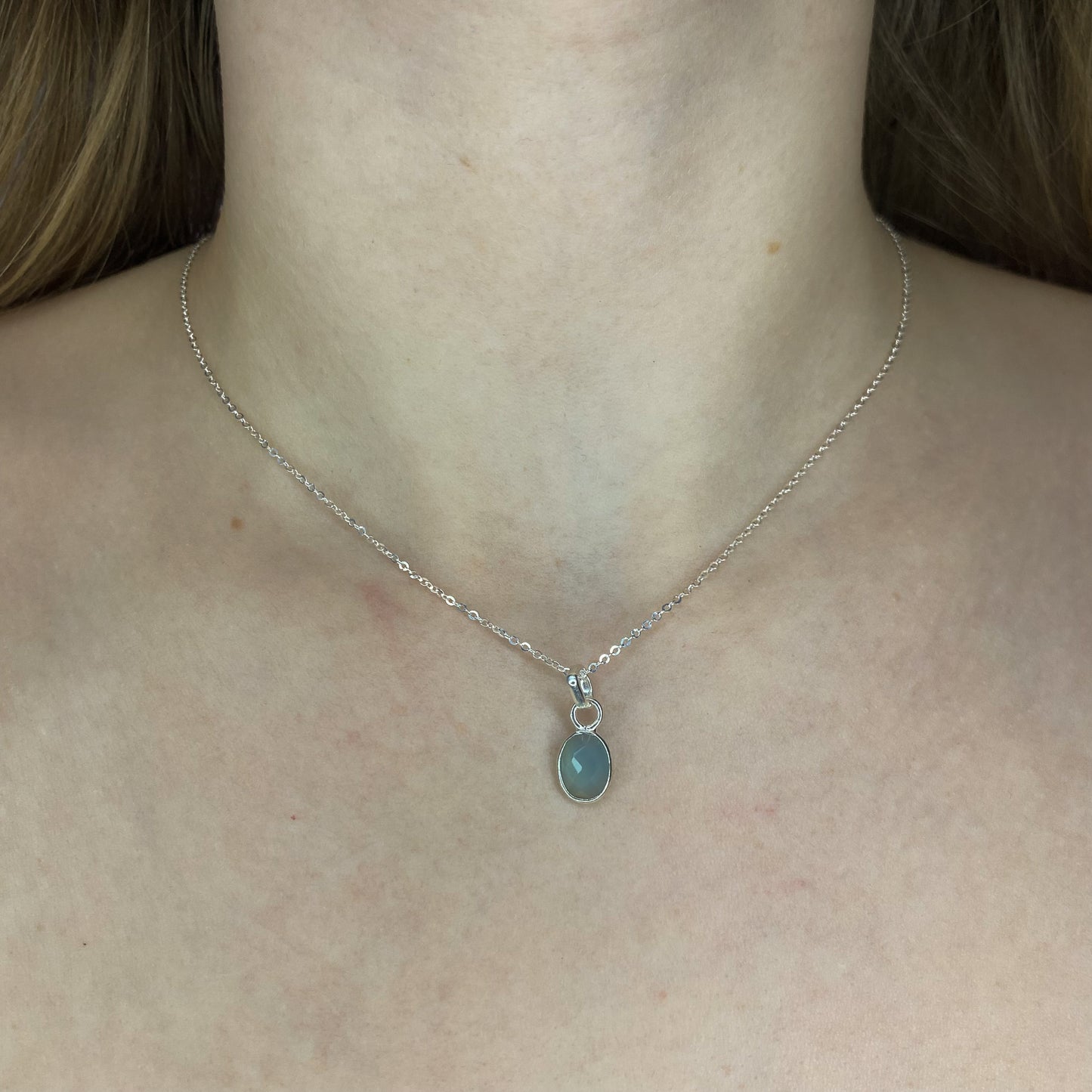 Sidabrinis pakabukas su ovaliu chalcedonu ir grandinėle