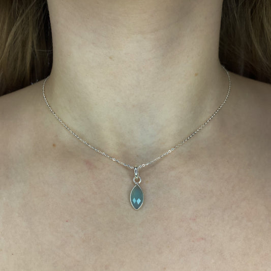 Sidabrinis pakabukas su chalcedonu ir grandinėle