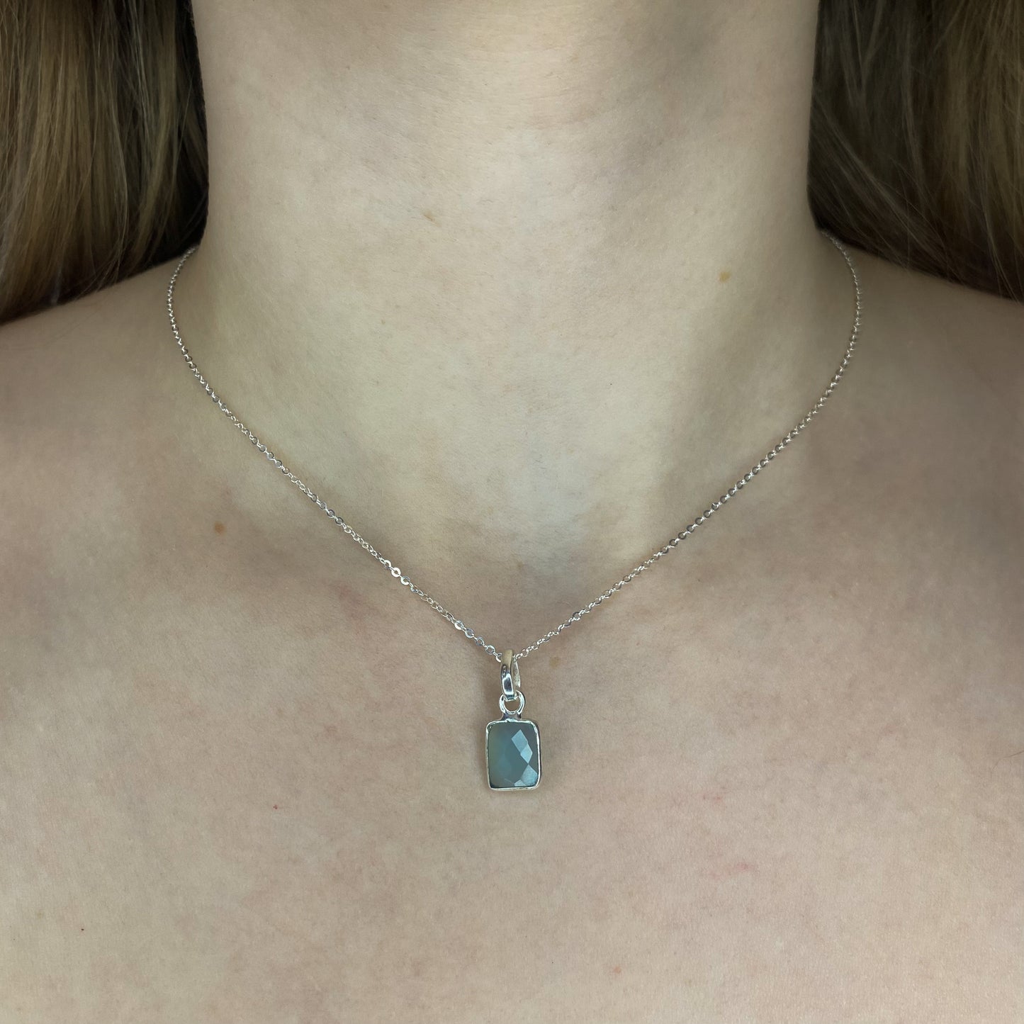 Sidabrinis pakabukas su chalcedonu ir grandinėle