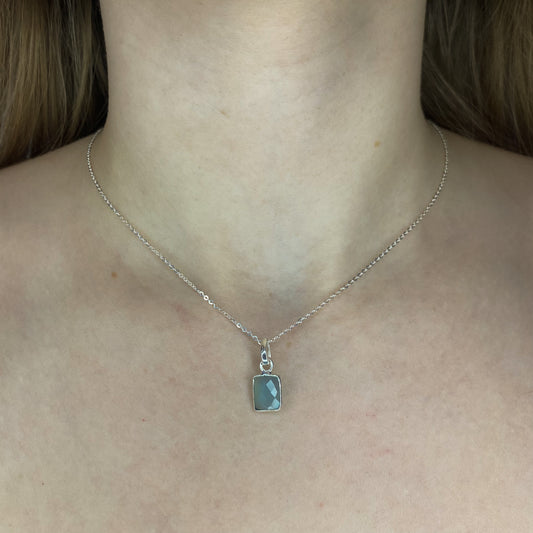 Sidabrinis pakabukas su chalcedonu ir grandinėle