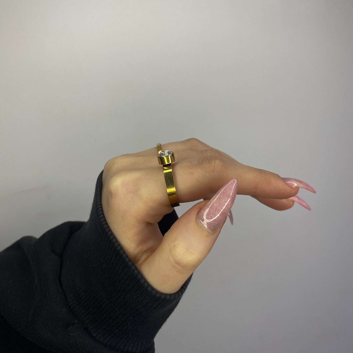 Auksuotas žiedas su cirkonio akute