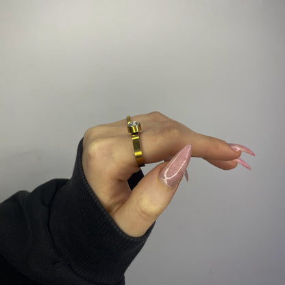 Auksuotas žiedas su cirkonio akute