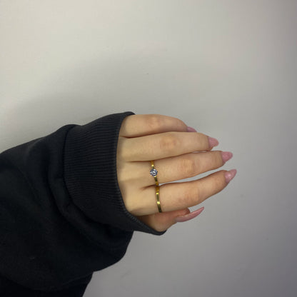 Auksuotas žiedas su cirkonio akute