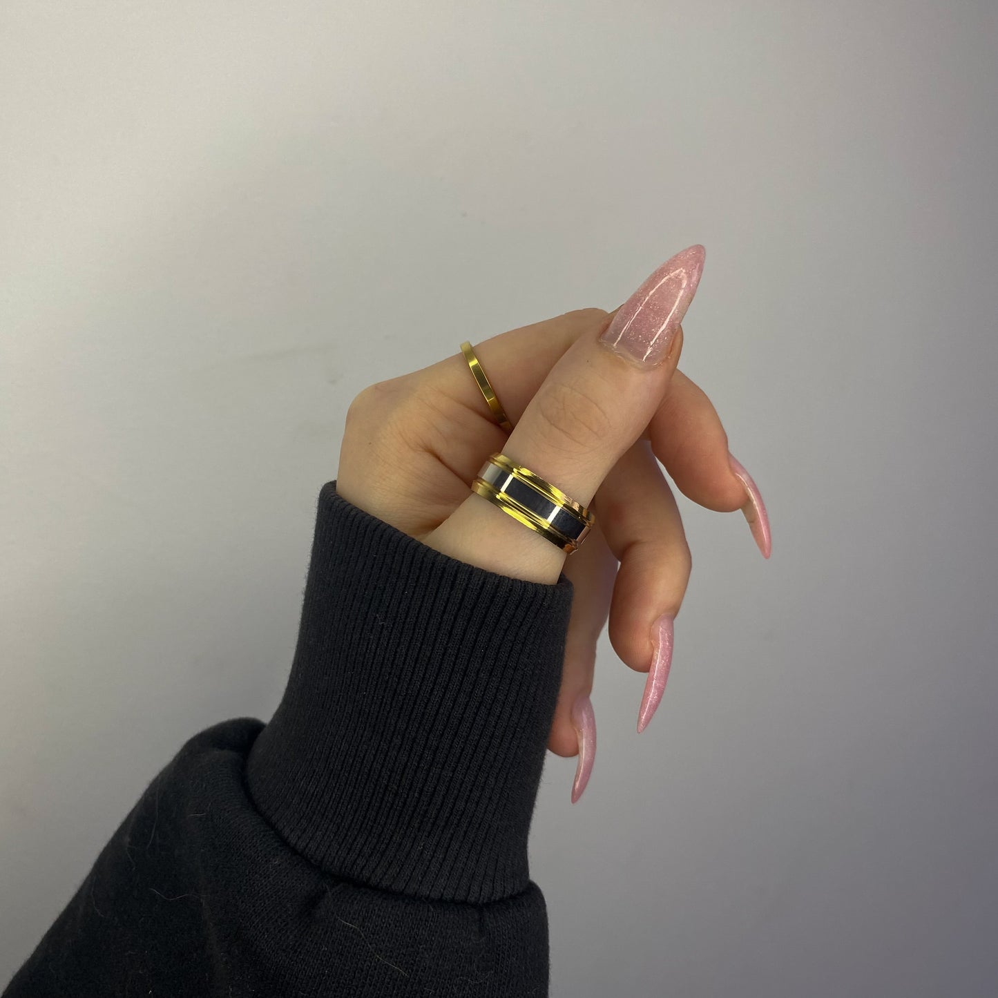 Plieninis žiedas auksuotais kraštais