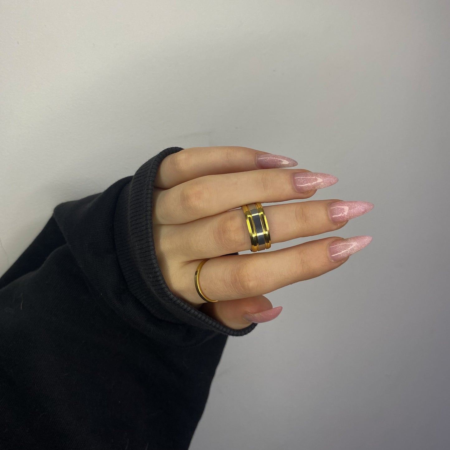 Plieninis žiedas auksuotais kraštais