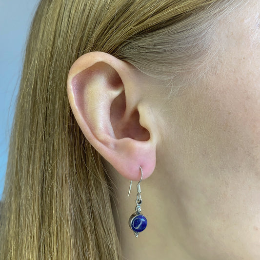 Sidabriniai kabantys auskarai su apvaliu lazurito akmeniu