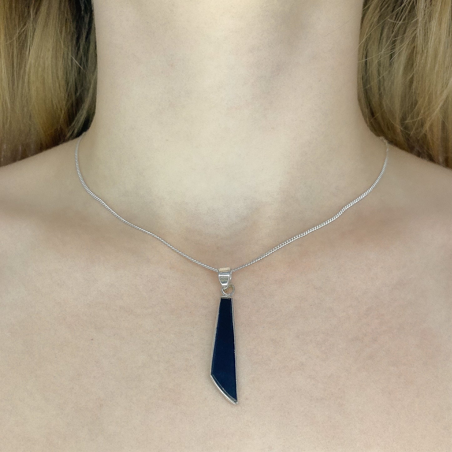 Sidabrinis pakabukas su onikso akmeniu ir grandinėle