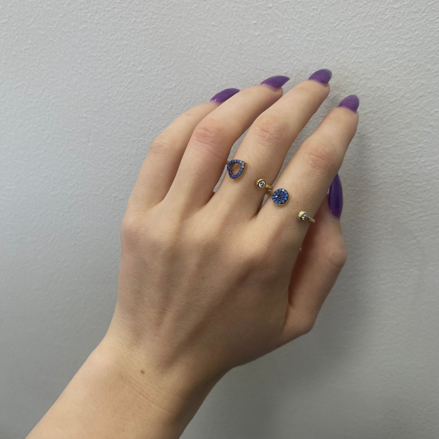 Sidabrinis auksuotas žiedas su mėlynais cirkoniais