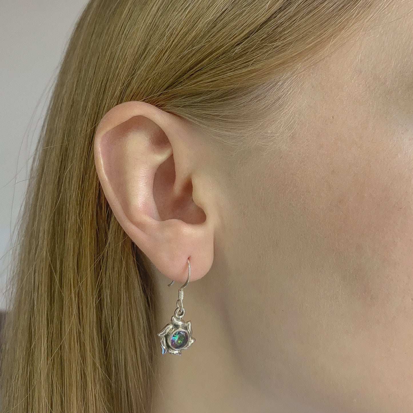 Sidabriniai kabantys auskarai su mistiniu topazu