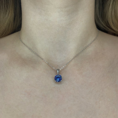 Sidabrinis rodžiuotas pakabukas su violetiniu cirkoniu ir grandinėle