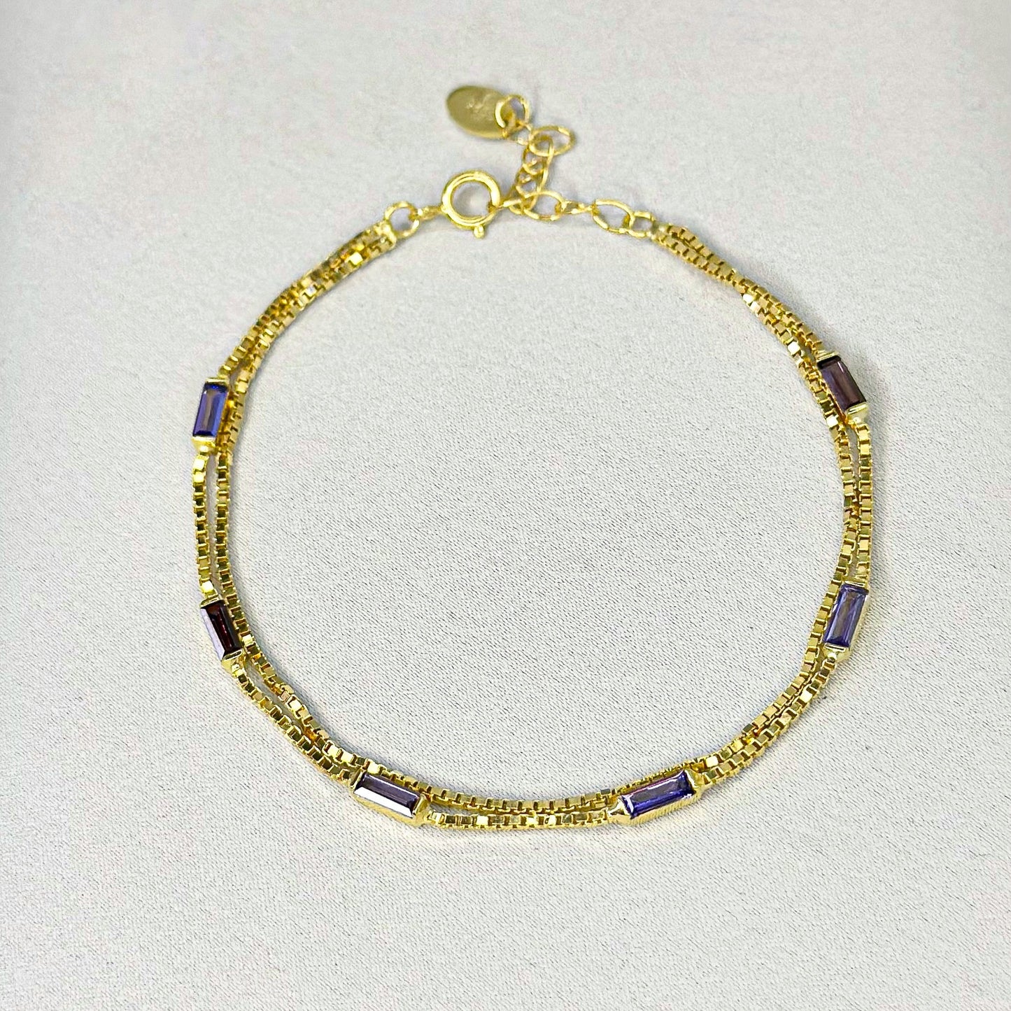 Sidabrinė auksuota dviejų gijų apyrankė su violetiniu cirkoniu