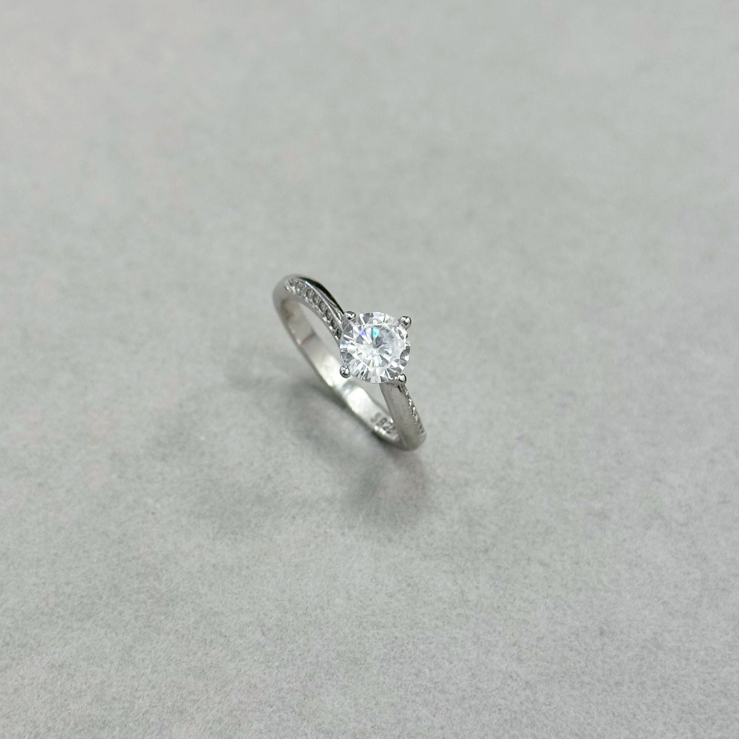 Sidabrinis rodžiuotas žiedas su cirkonio akute