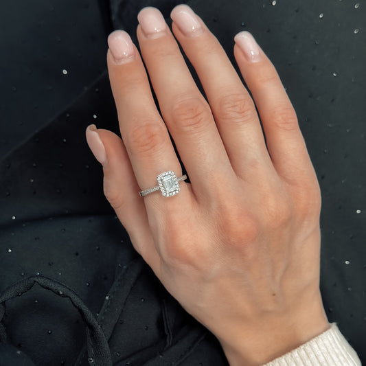 Sidabrinis rodžiuotas žiedas su stačiakampe cirkonio akute