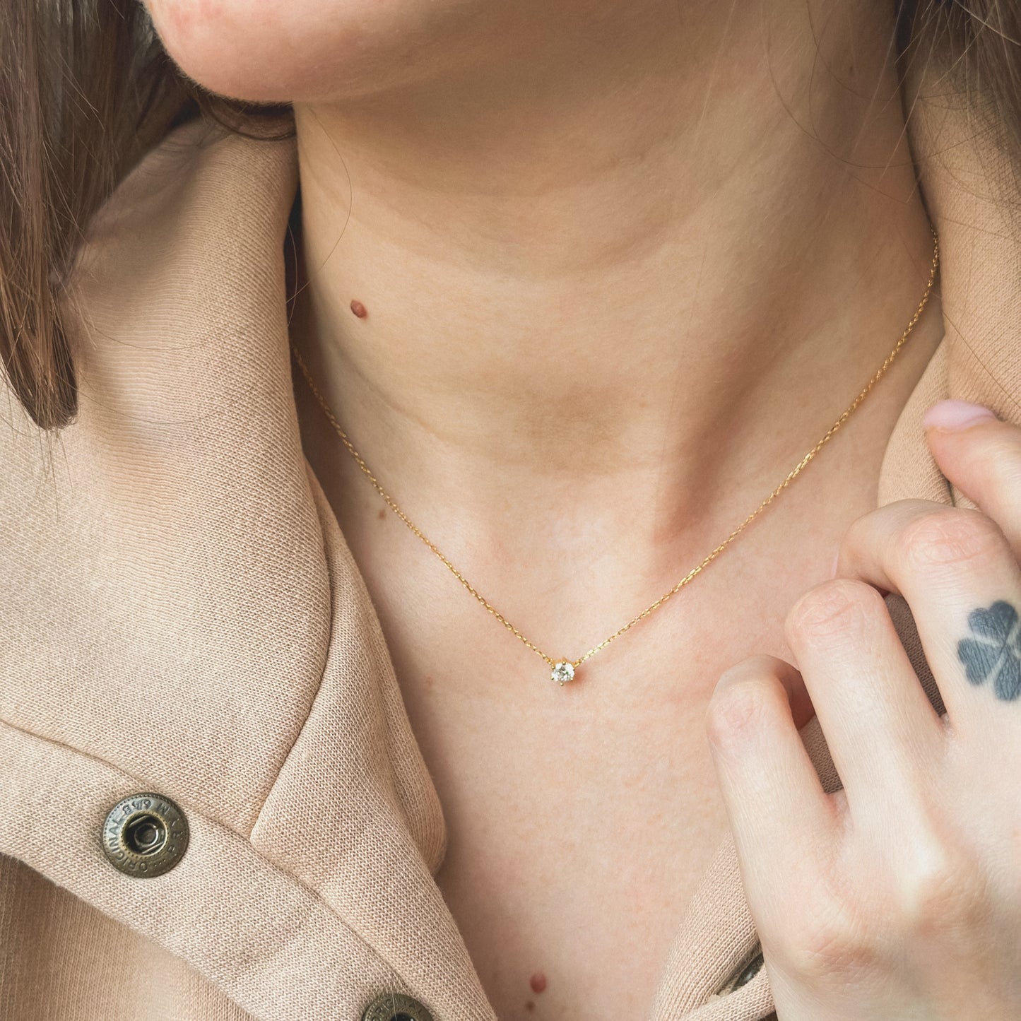 Sidabrinis pakabukas su maža cirkonio akute ir grandinėle