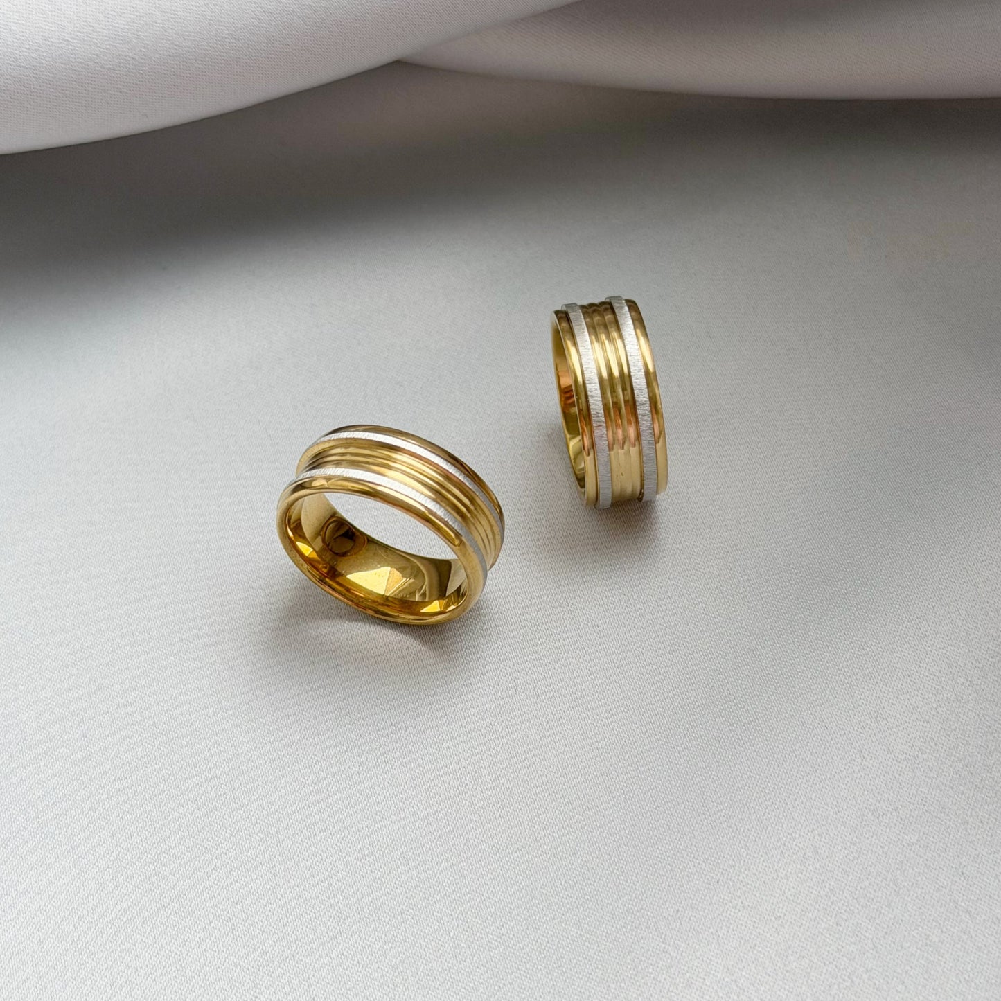 Auksuotas 8mm pločio žiedas „Gold & Steel“