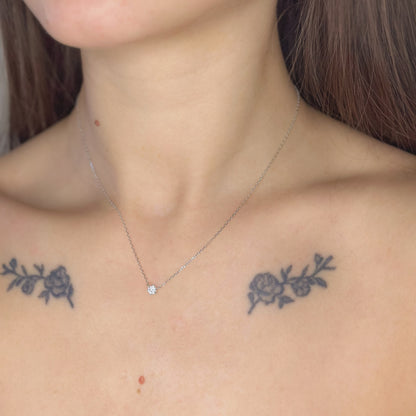 Sidabrinis rodžiuotas pakabukas su maža cirkonio akute ir grandinėle