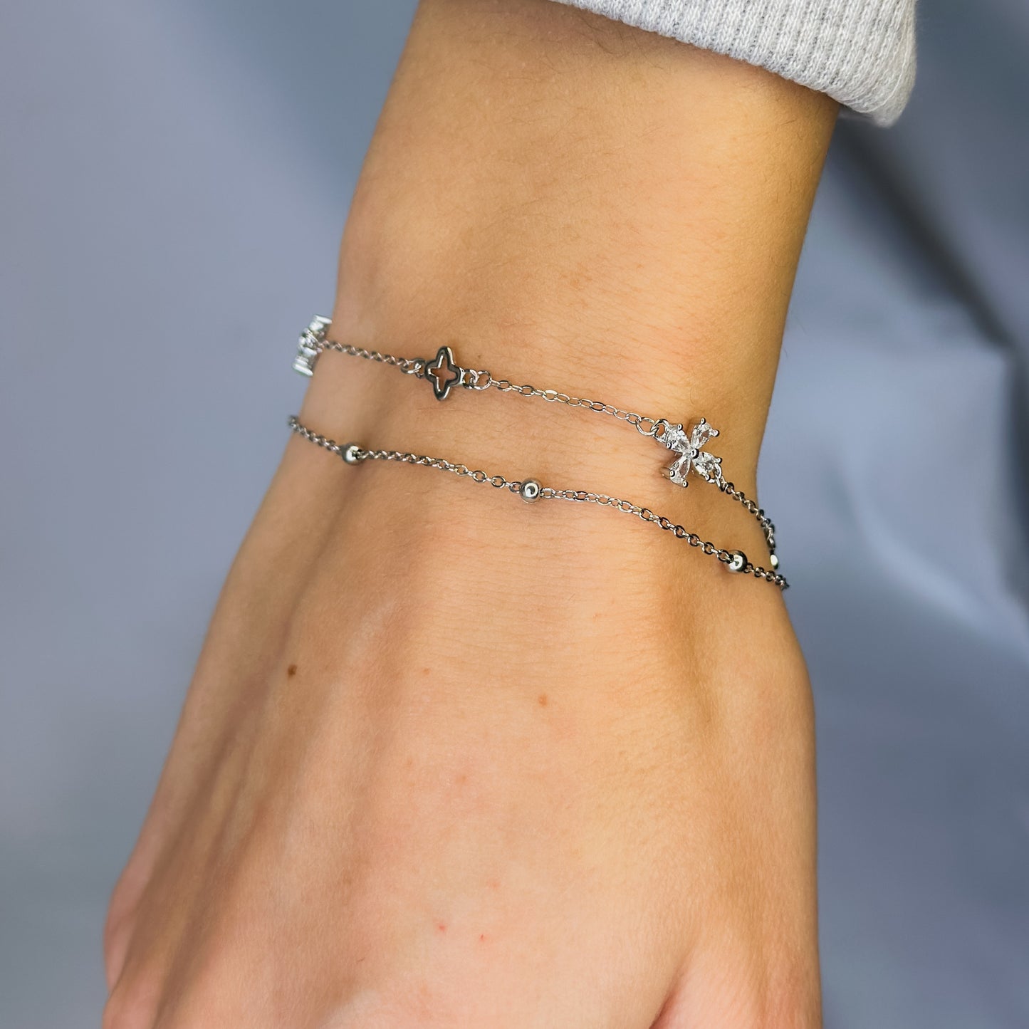 Sidabrinė rodžiuota dviejų gijų apyrankė su cirkoniais „Gėlytė ir dobilas“