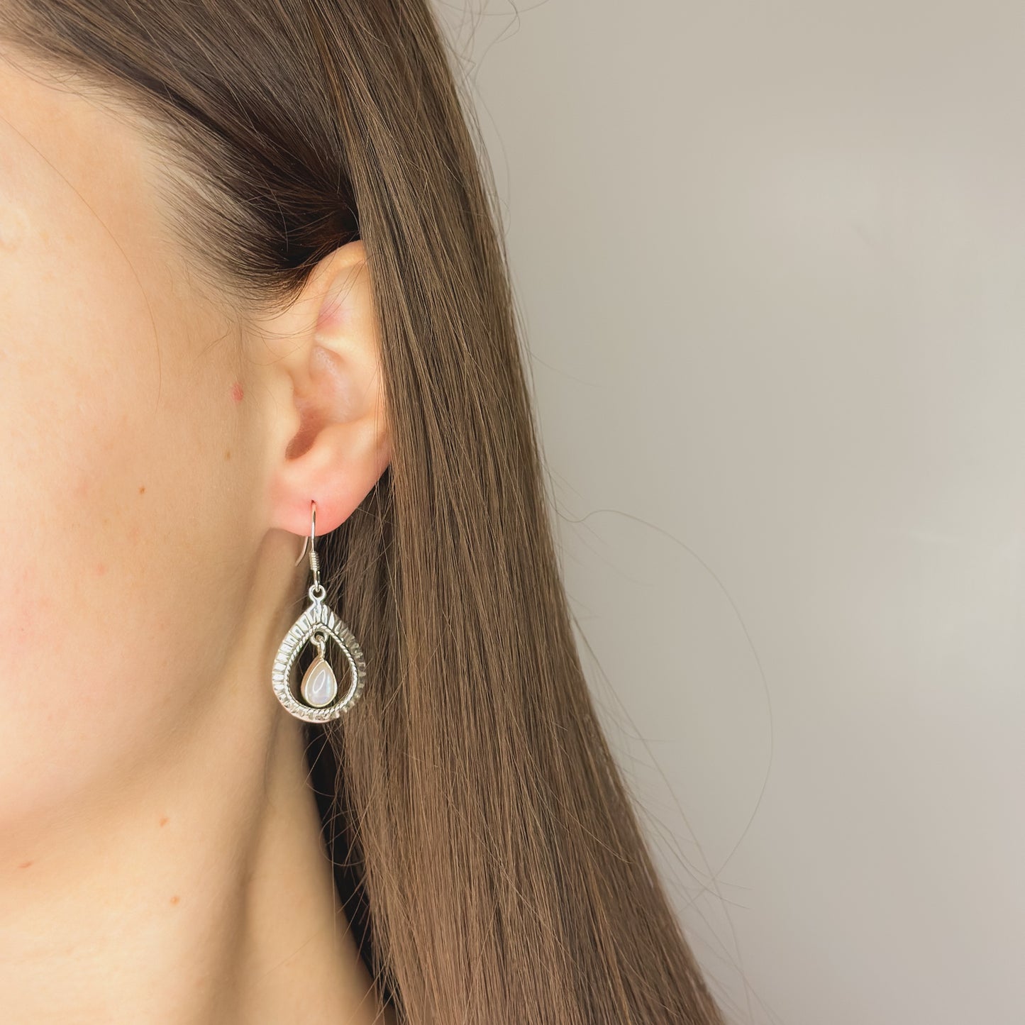 Sidabriniai kabantys auskarai su mėnulio akmeniu