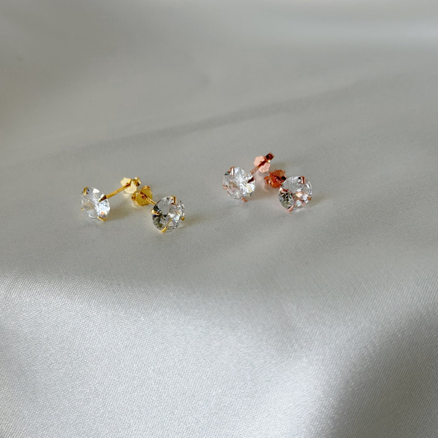 Sidabriniai 4 - 7 mm apvalūs vinukai su cirkoniu