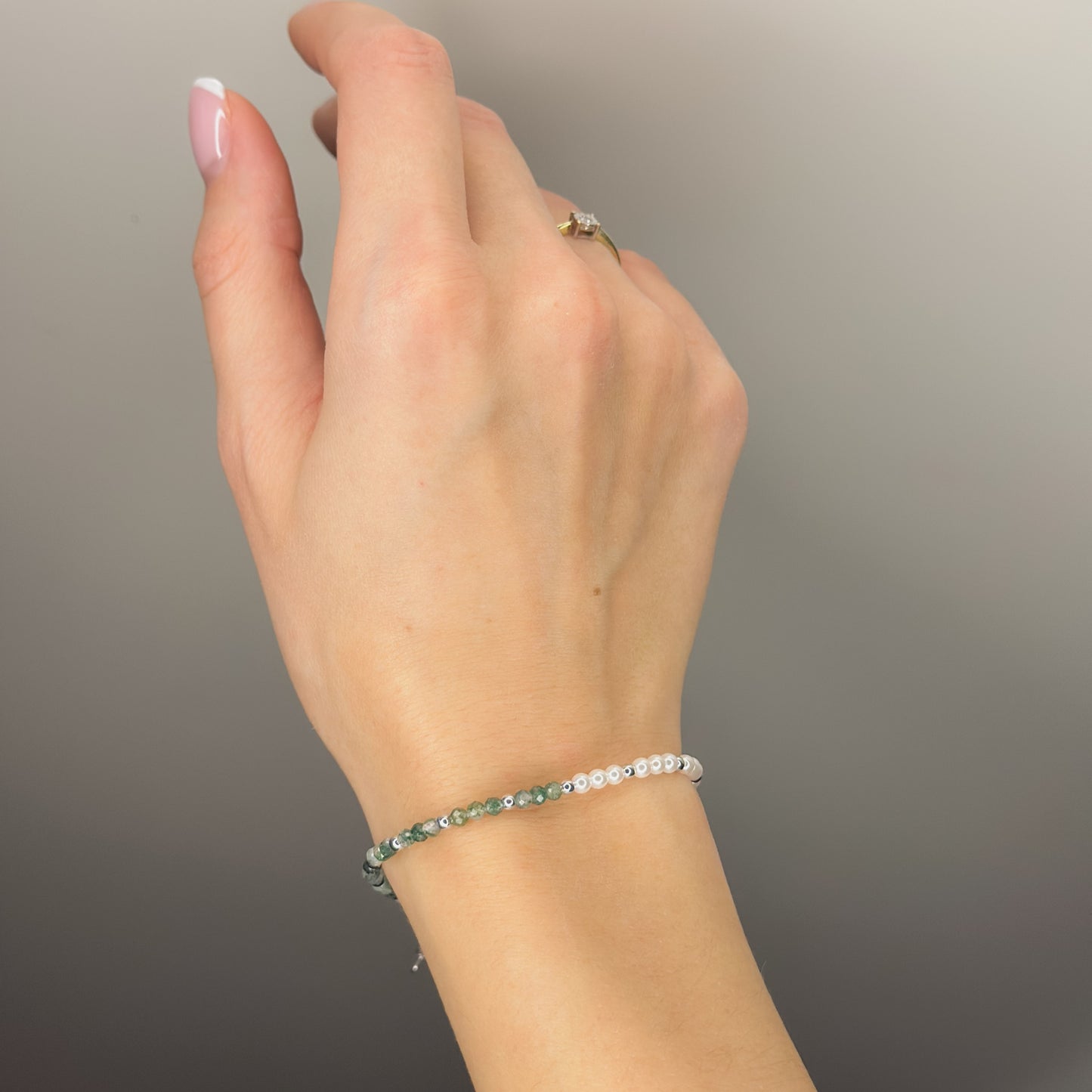 Sidabrinė dvigubo dizaino apyrankė su perlais ir natūraliais akmenimis