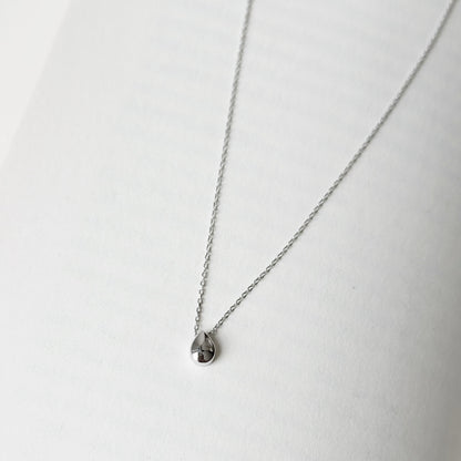 Sidabrinis rodžiuotas lašo formos pakabukas su grandinėle