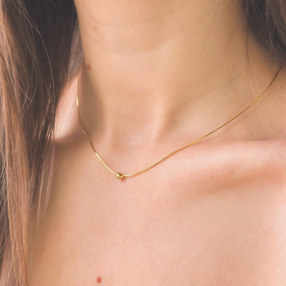 Sidabrinis auksuotas minimalistinio stiliaus burbuliukas su grandinėle