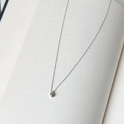 Sidabrinis rodžiuotas lašo formos pakabukas su grandinėle