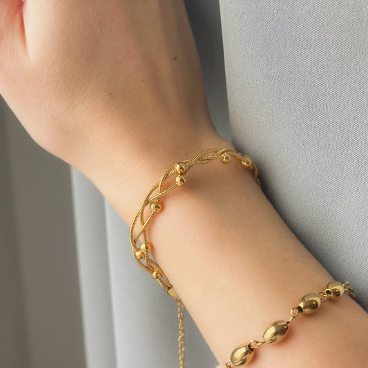 Auksuota sukta apyrankė su burbuliukais