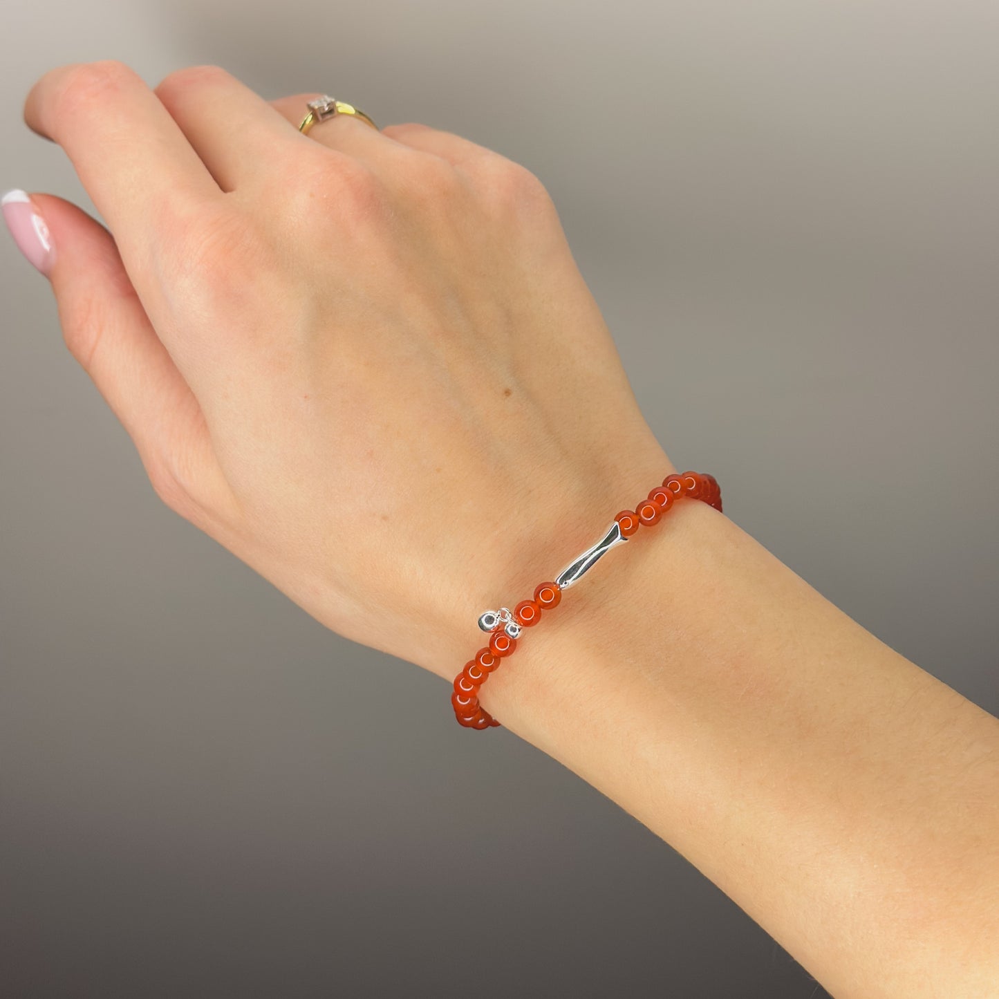 Sidabrinė apyrankė su raudonais burbuliukais