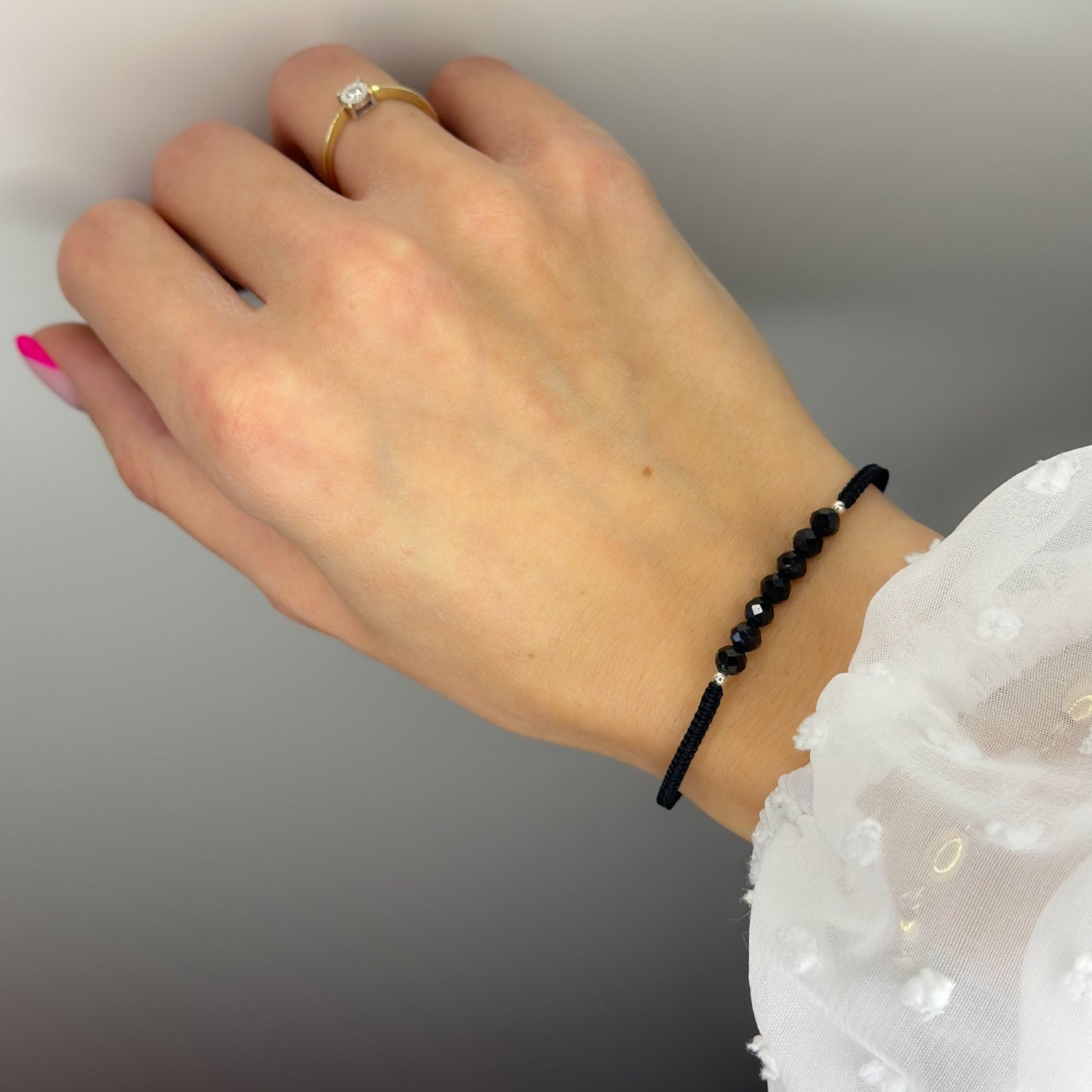 Siūlo apyrankė su juodojo spinelio akmenukais