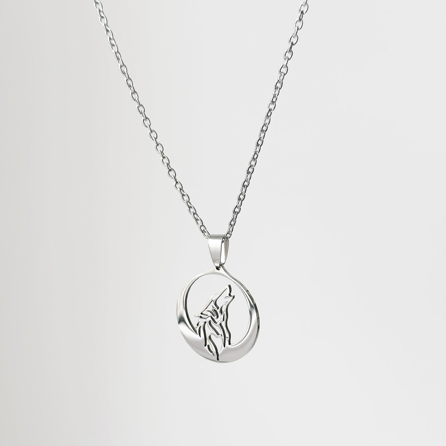 Plieninis pakabukas „Vilkas“ su grandinėle