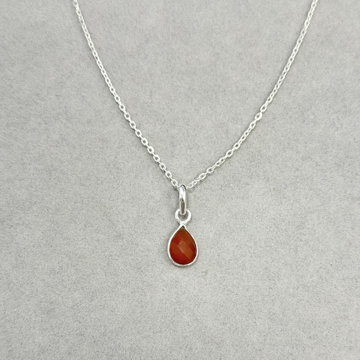 Sidabrinis pakabukas su lašo formos karneoliu ir grandinėle