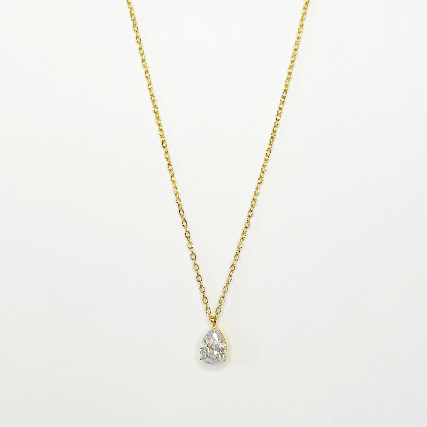 Auksuota grandinėlė su lašo formos cirkoniu