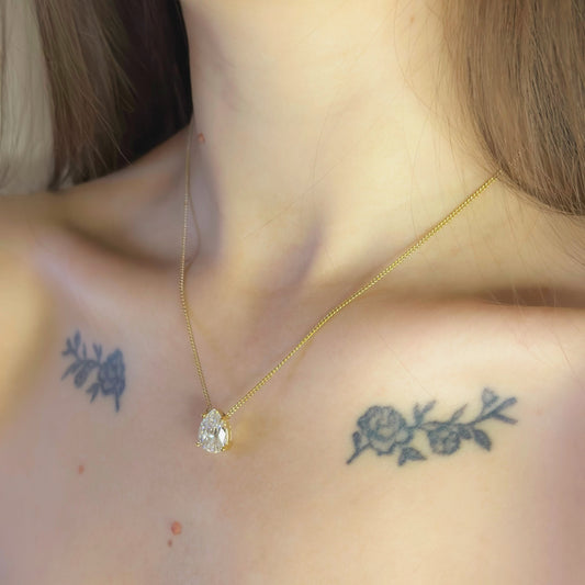 Auksuotas lašo formos pakabukas su cirkoniu ir grandinėle