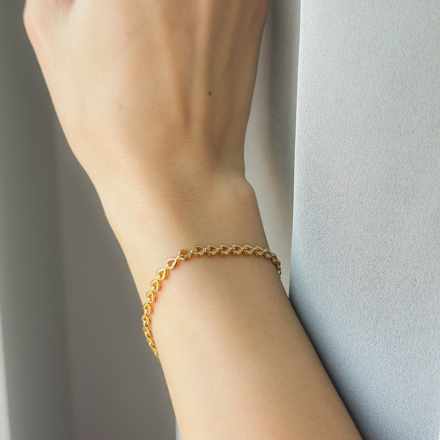 Auksuota apyrankė su širdelėmis