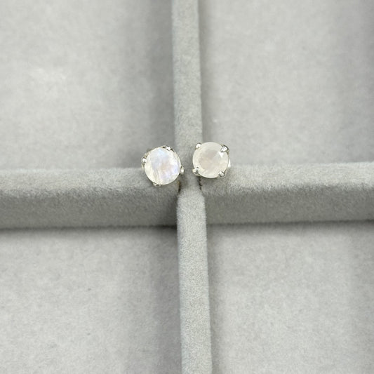 Sidabriniai auskarai su mėnulio akmeniu