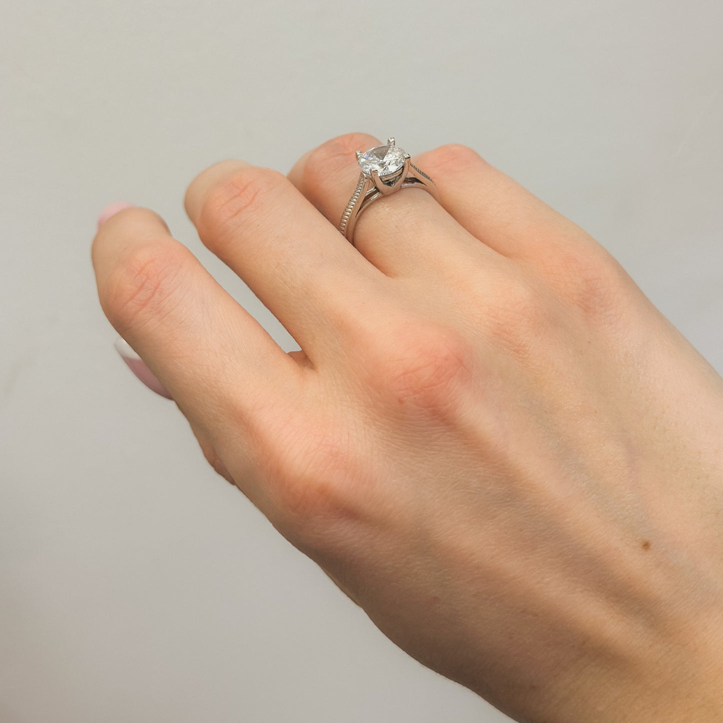 Sidabrinis rodžiuotas žiedas su 8mm cirkonio akute