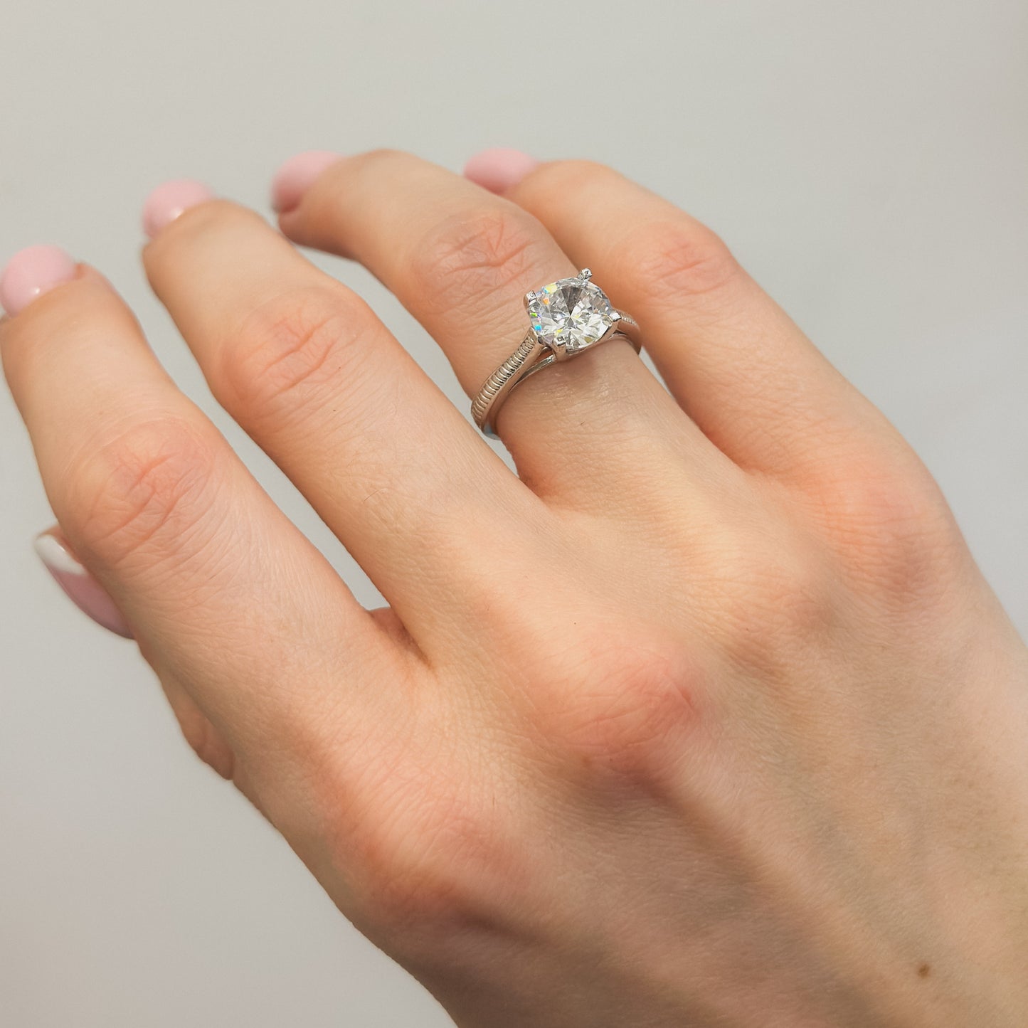 Sidabrinis rodžiuotas žiedas su 8mm cirkonio akute