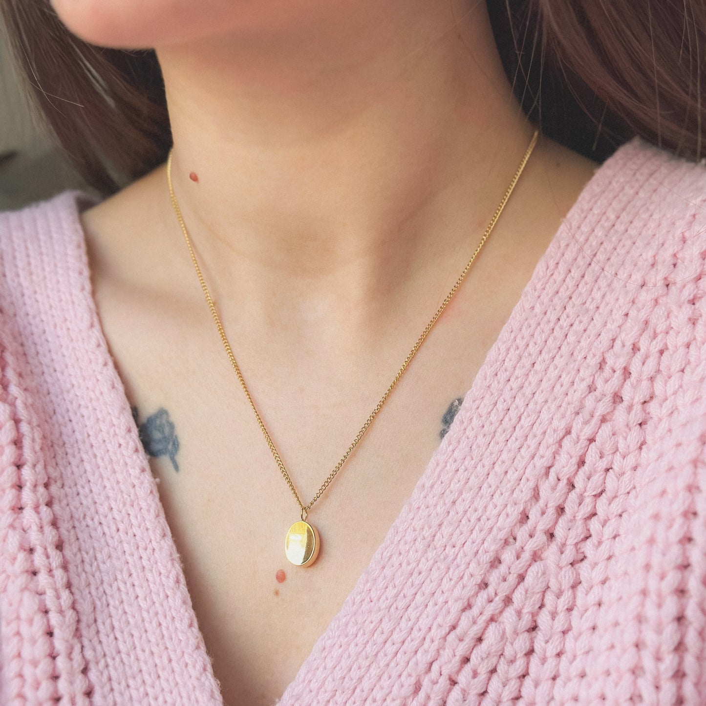 Ovalus pakabukas su grandinėle