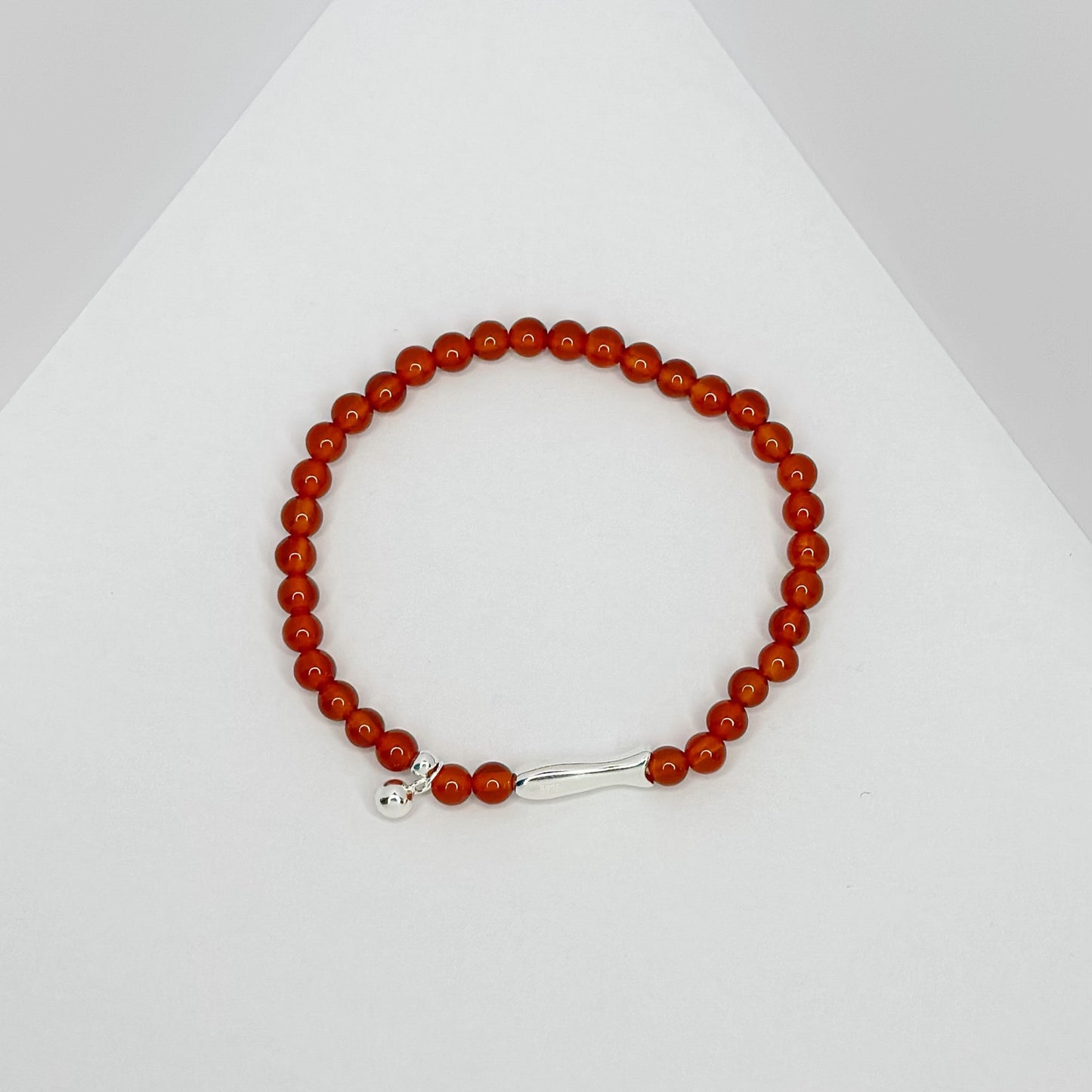 Sidabrinė apyrankė su raudonais burbuliukais