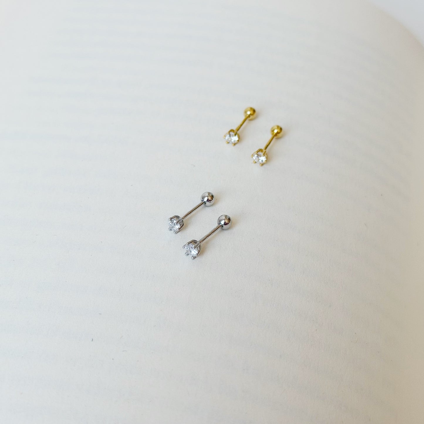 Sidabriniai užsukami vinukai su cirkoniu