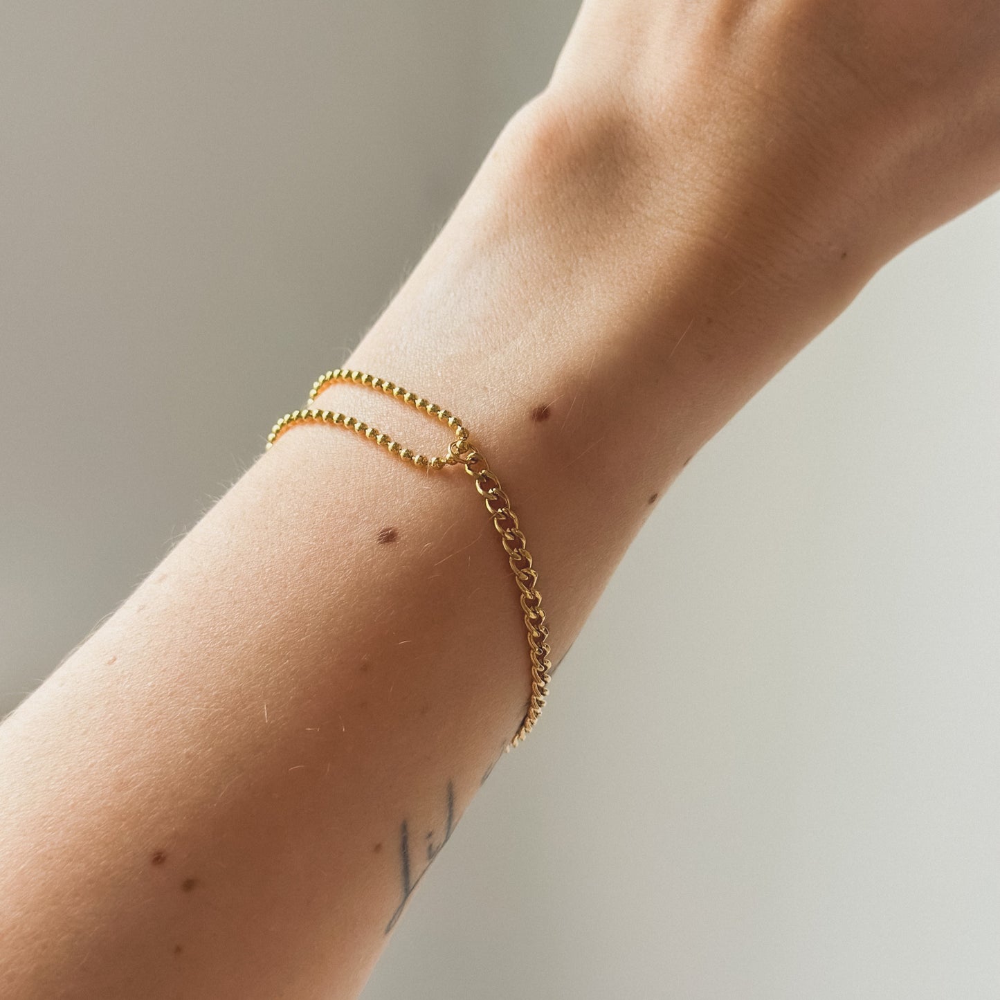 Auksuota dvigubo dizaino apyrankė „Ball Bead & Curb“